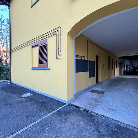 Appartamento Con Balcone Affascinante A Cadorago Fino Mornasco Buitenkant foto